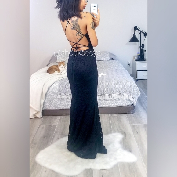 Plunging Mermaid Lace Black Strappy Gown - Picture 4 of 6